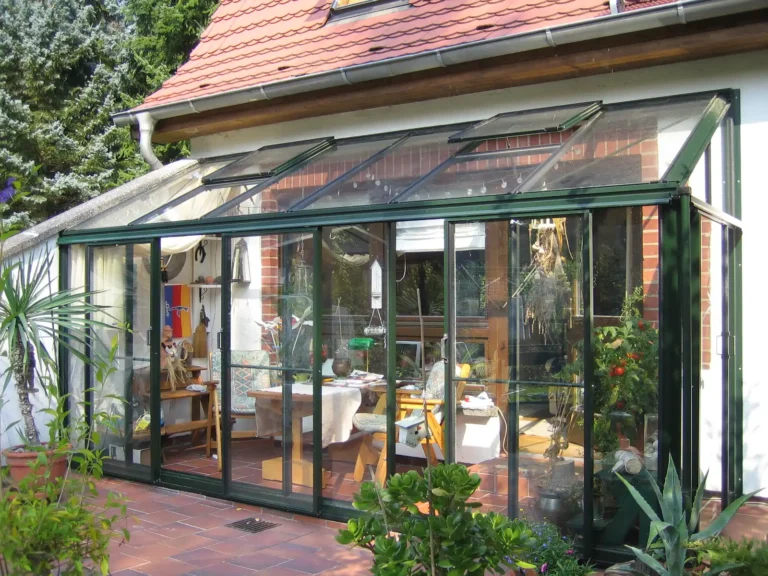 Moderner Wintergarten mit Glaselementen an einem Haus. HOGATEK von Hof und Garten Wittstock.