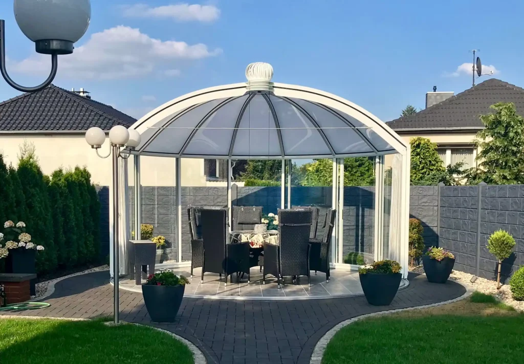 Moderner Gartenpavillon mit Glaskuppel und Gartenmöbeln. HOGATEK von Hof und Garten Wittstock.