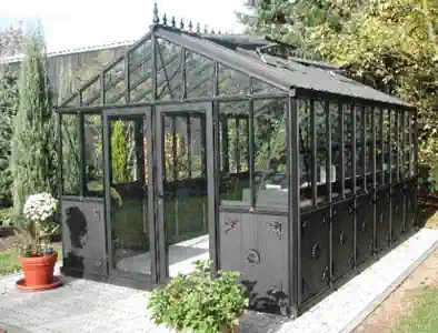 Elegantes, schwarzes Gewächshaus mit Pflanzen von HOGATEK von Hof und Garten Wittstock.
